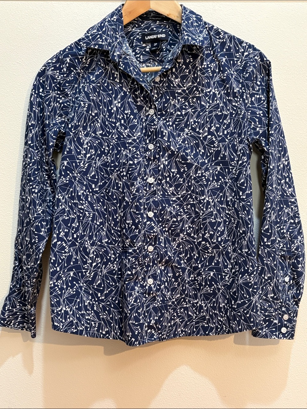 Lands’ End women’s Wrinkle free No iron blue long sleeves shirt